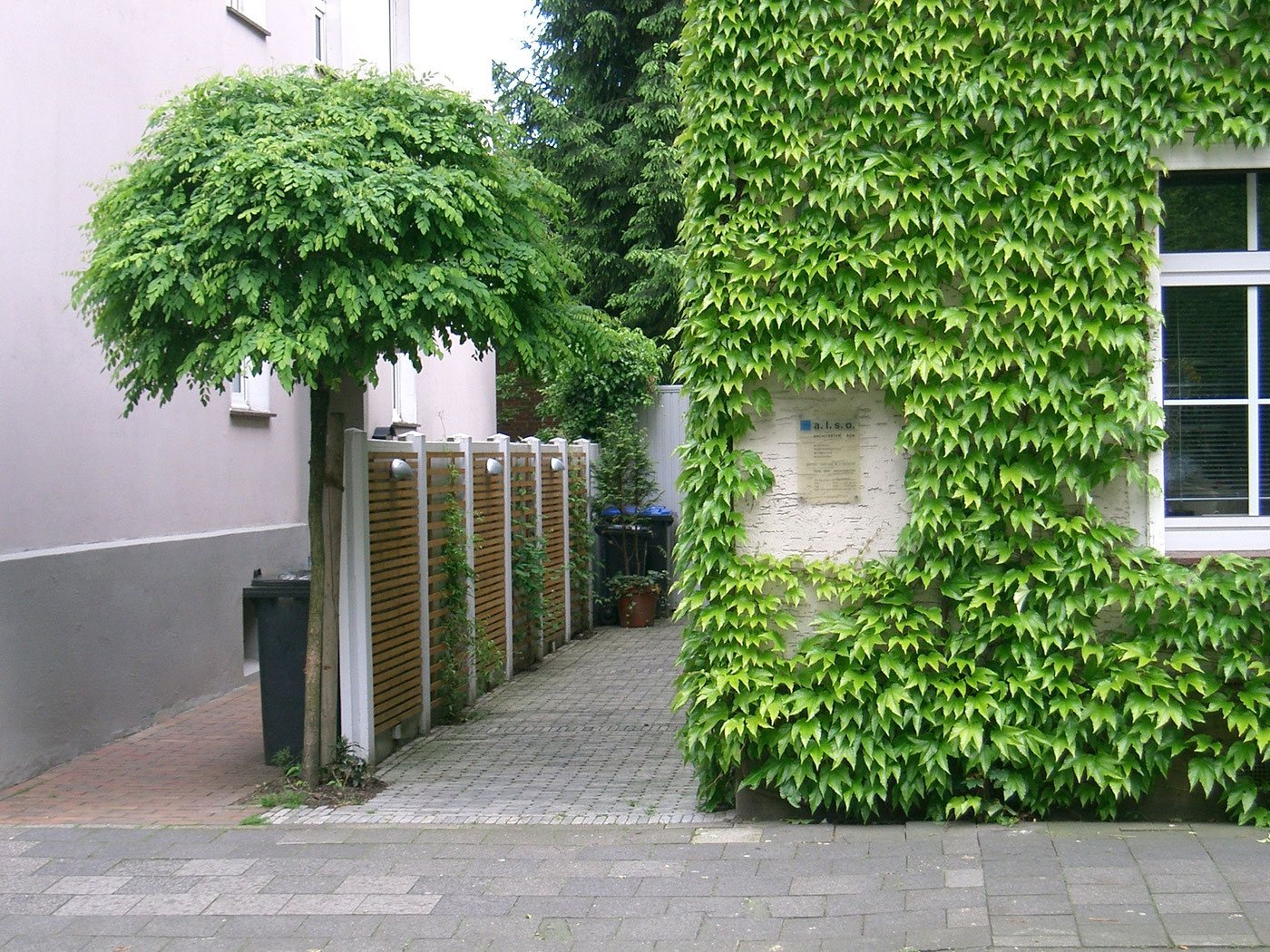 Gartenzugang zum Bürohaus in der Schillerstraße mit Efeu