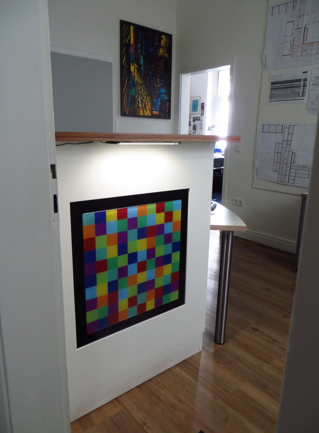 Flur im Büro mit farbigem Wandbild